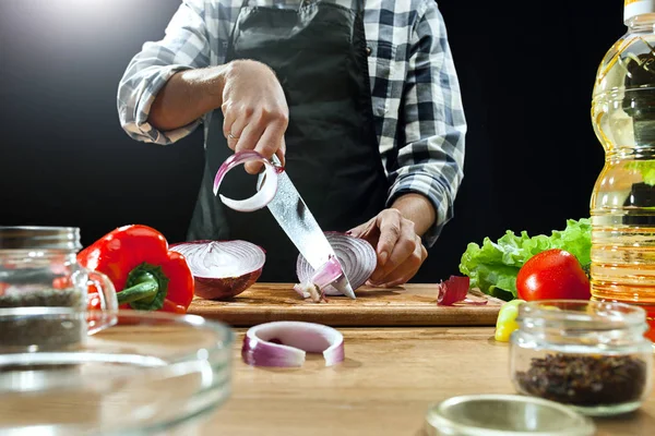 Preparo l'insalata. Chef donna che taglia verdure fresche. Processo di cottura. Focus selettivo — Foto Stock