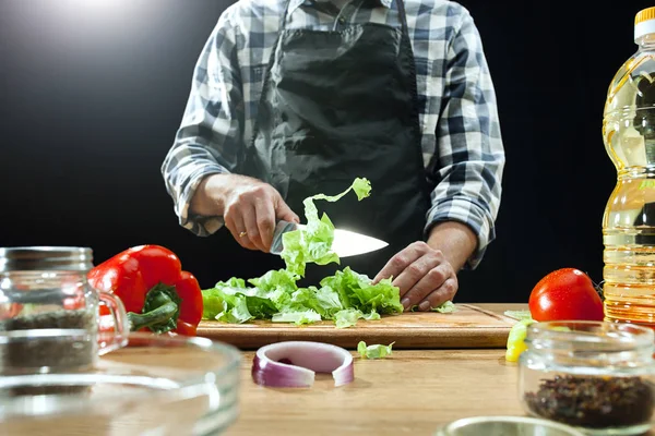 Preparo l'insalata. Chef donna che taglia verdure fresche. Processo di cottura. Focus selettivo — Foto Stock