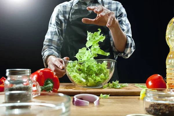 Preparo l'insalata. Chef donna che taglia verdure fresche. Processo di cottura. Focus selettivo — Foto Stock