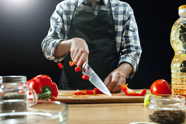 Preparo l'insalata. Chef donna che taglia verdure fresche. Processo di cottura. Focus selettivo — Foto Stock