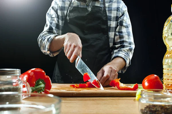 Preparo l'insalata. Chef donna che taglia verdure fresche. Processo di cottura. Focus selettivo — Foto Stock