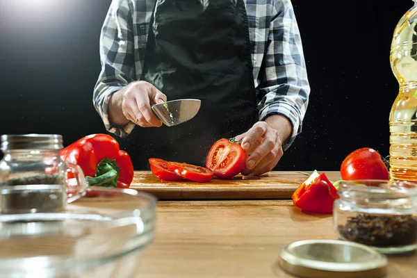 Preparo l'insalata. Chef donna che taglia verdure fresche. Processo di cottura. Focus selettivo — Foto Stock