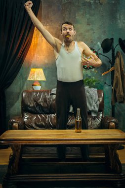 Kazanan. Eller süre favori futbol takımının zaferi kutlama hareketli bunalmış neşeli adam