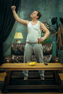 Kazanan. Eller süre favori futbol takımının zaferi kutlama hareketli bunalmış neşeli adam