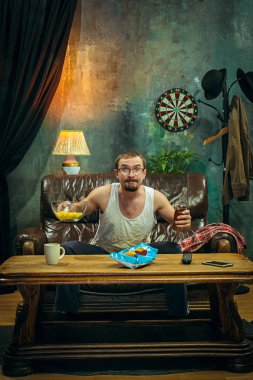 Televizyonda maç izlerken çılgın futbol fan