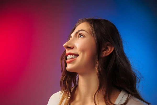 Šťastná Žena Stojící Usmívající Barevné Studio Pozadí Krásný Ženský Portrét — Stock fotografie