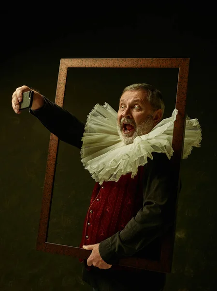 Retrato oficial do governador histórico da era dourada. Estúdio tiro contra a parede escura . — Fotografia de Stock