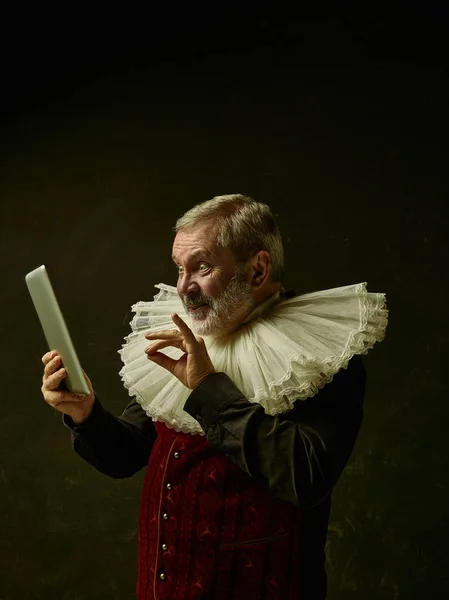 Officiële portret van historische gouverneur uit de gouden eeuw. Studio opname tegen donkere muur. — Stockfoto