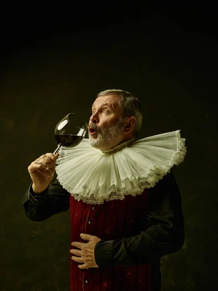 Ritratto ufficiale di governatore storico dell'età dell'oro. Studio girato contro il muro scuro . — Foto Stock