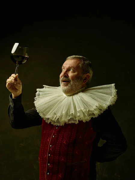 Retrato oficial del gobernador histórico de la edad de oro. Estudio disparo contra la pared oscura . — Foto de Stock