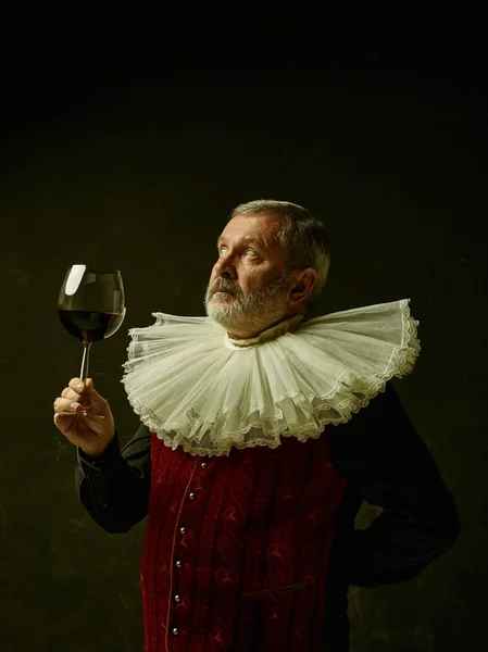 Ritratto ufficiale di governatore storico dell'età dell'oro. Studio girato contro il muro scuro . — Foto Stock