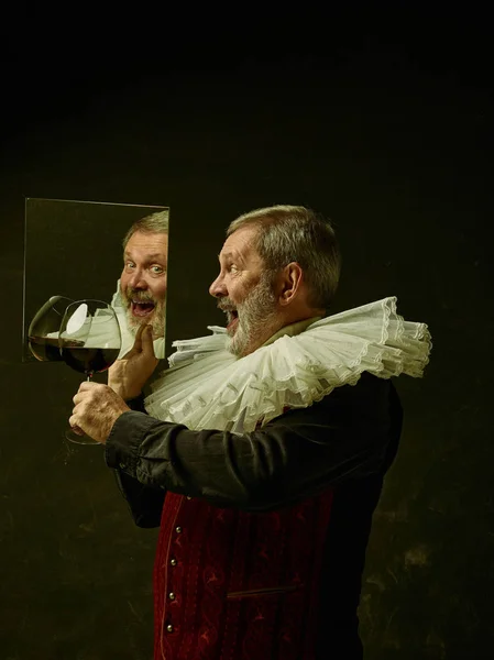 Retrato oficial del gobernador histórico de la edad de oro. Estudio disparo contra la pared oscura . — Foto de Stock