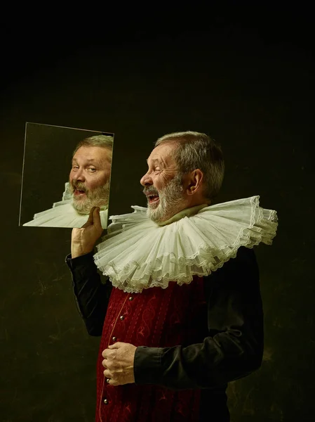 Retrato oficial do governador histórico da era dourada. Estúdio tiro contra a parede escura . — Fotografia de Stock