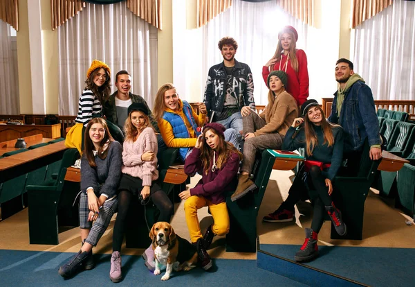 El Grupo de Alegre Estudiantes Felices Sentado en una Sala de Conferencias Antes de la Lección — Foto de Stock