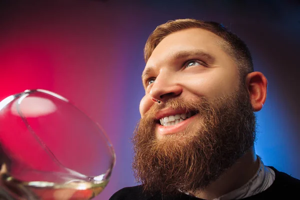 Le jeune homme surpris posant avec un verre de vin . — Photo