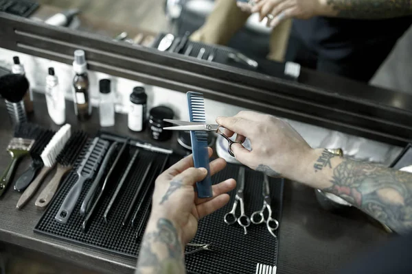 Hulpmiddelen voor snijden baard barbershop boven bekijken. Vintage instrumenten van kapper op houten achtergrond — Stockfoto