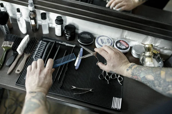 Herramientas para cortar barba barbería vista superior. Herramientas vintage de peluquería sobre fondo de madera —  Fotos de Stock