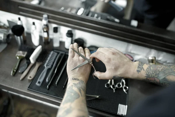 Herramientas para cortar barba barbería vista superior. Herramientas vintage de peluquería sobre fondo de madera —  Fotos de Stock