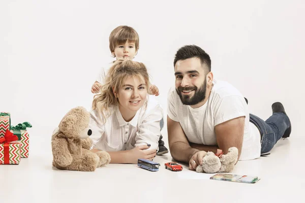Família feliz com criança juntos e sorrindo para a câmera isolada no branco — Fotografia de Stock