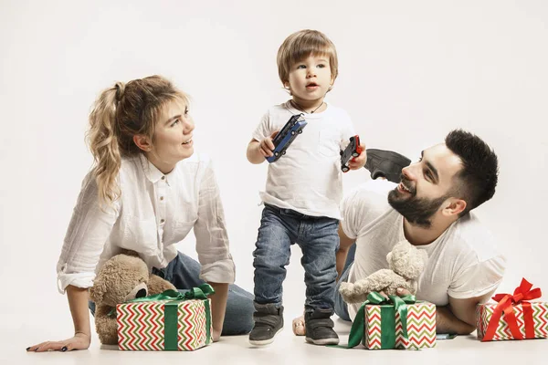 Familia feliz con el niño juntos y sonriendo a la cámara aislada en blanco — Foto de Stock
