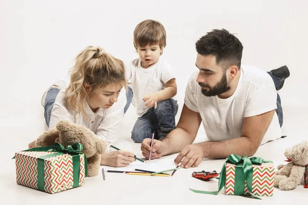 Familia Feliz Con Niño Posando Juntos Fondo Blanco Del Estudio — Foto de Stock