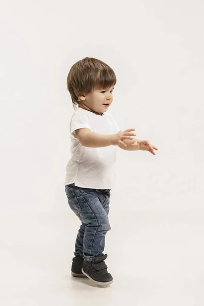 Портрет счастливого мальчика на белом фоне — стоковое фото