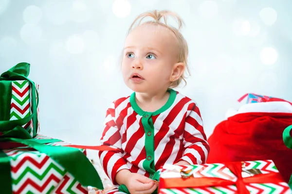 Χαριτωμένο Μωρό Κορίτσι Χρονών Κοντά Santa Καπέλο Ποζάρει Πάνω Από — Φωτογραφία Αρχείου