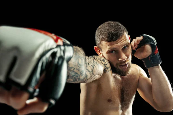 Boxeo boxeador profesional aislado en fondo de estudio negro — Foto de Stock