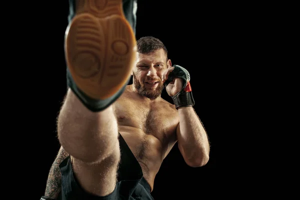 Boxeo boxeador profesional aislado en fondo de estudio negro — Foto de Stock
