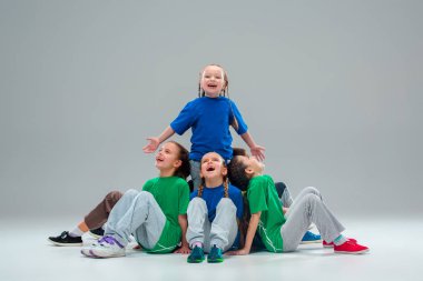 Çocuklar dans okulu, bale, hiphop, sokak, funky ve modern dansçılar