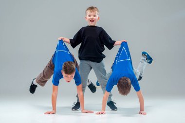 Çocuklar dans okulu, bale, hiphop, sokak, funky ve modern dansçılar gri studio arka plan üzerinde