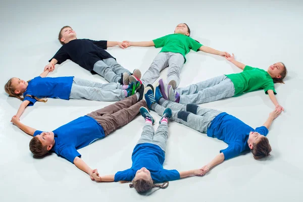 Los niños bailan escuela, ballet, hiphop, street, funky y bailarines modernos — Foto de Stock