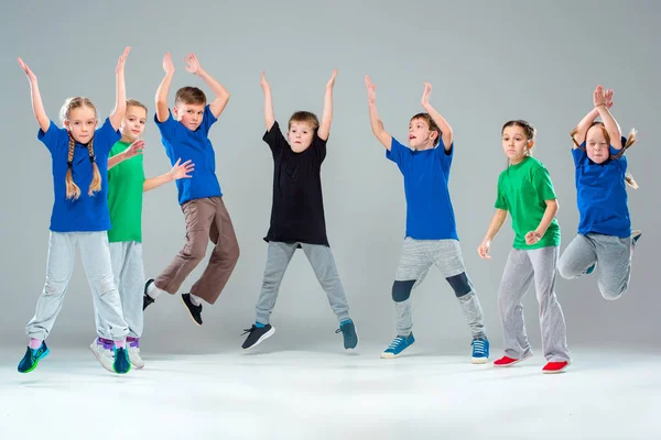 Los niños bailan escuela, ballet, hiphop, street, funky y bailarines modernos — Foto de Stock