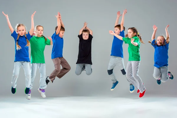 Kindertanzschule, Ballett, HipHop, Street, flippige und moderne Tänzer — Stockfoto