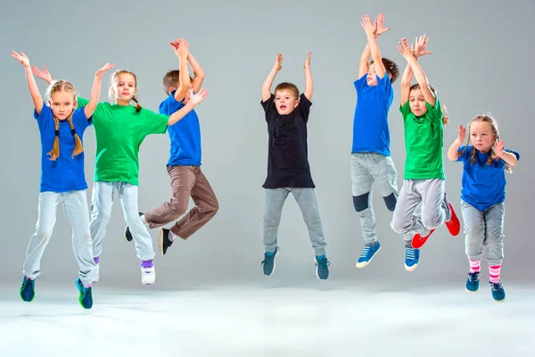 Los niños bailan escuela, ballet, hiphop, street, funky y bailarines modernos —  Fotos de Stock