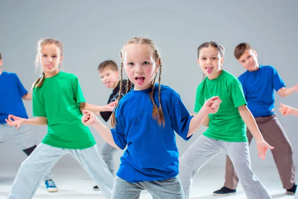 Los niños bailan escuela, ballet, hiphop, street, funky y bailarines modernos — Foto de Stock