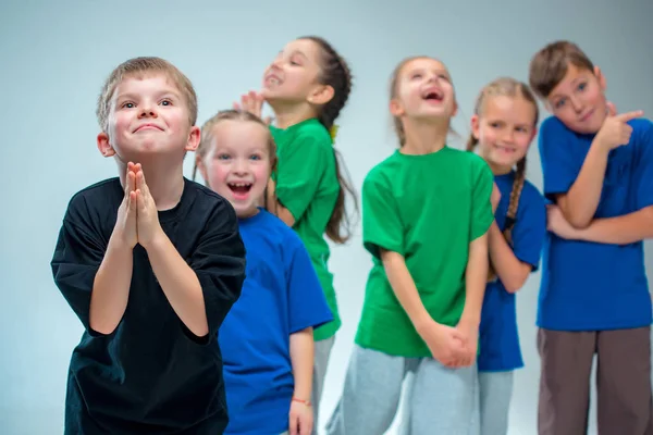 Los niños bailan escuela, ballet, hiphop, street, funky y bailarines modernos — Foto de Stock