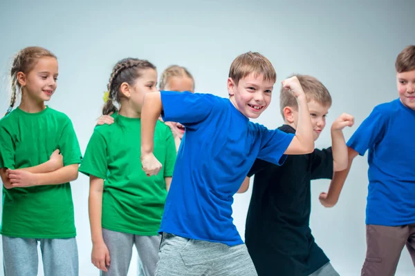 Kindertanzschule, Ballett, HipHop, Street, flippige und moderne Tänzer — Stockfoto