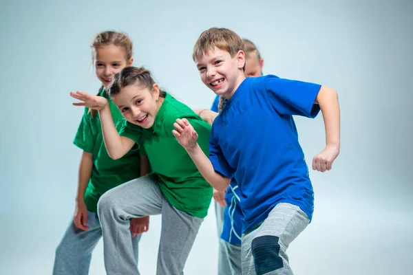 Los niños bailan escuela, ballet, hiphop, street, funky y bailarines modernos — Foto de Stock