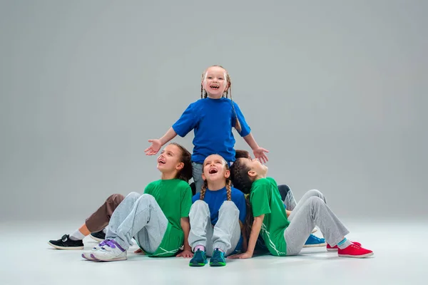 La scuola di danza per bambini, balletto, hiphop, strada, ballerini funky e moderni — Foto Stock