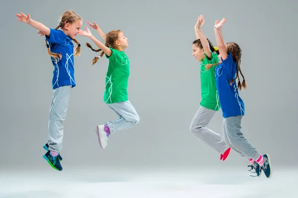 孩子们的舞蹈学校，芭蕾舞，hiphop，街、 时髦和现代的舞者 — 图库照片