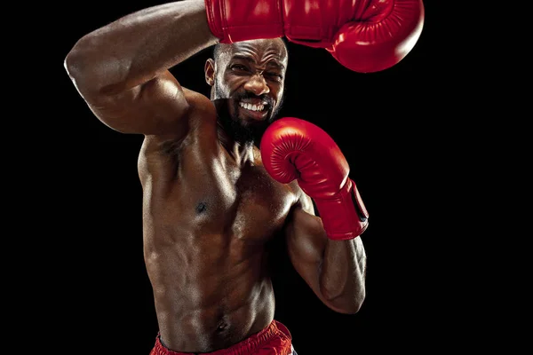 Main de boxeur sur fond noir. Force, concept d'attaque et de mouvement — Photo