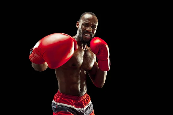 Hand eines Boxers über schwarzem Hintergrund. Kraft, Angriff und Bewegungskonzept — Stockfoto