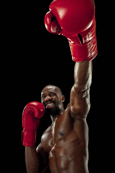 Mão de boxeador sobre fundo preto. Conceito de força, ataque e movimento — Fotografia de Stock