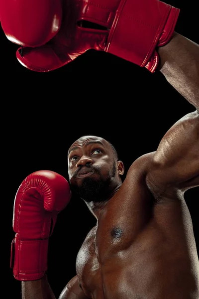 Mão de boxeador sobre fundo preto. Conceito de força, ataque e movimento — Fotografia de Stock