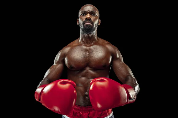 Hand eines Boxers über schwarzem Hintergrund. Kraft, Angriff und Bewegungskonzept — Stockfoto