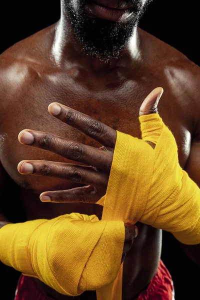 Афро-американский боксер заворачивает руки бинтом — стоковое фото