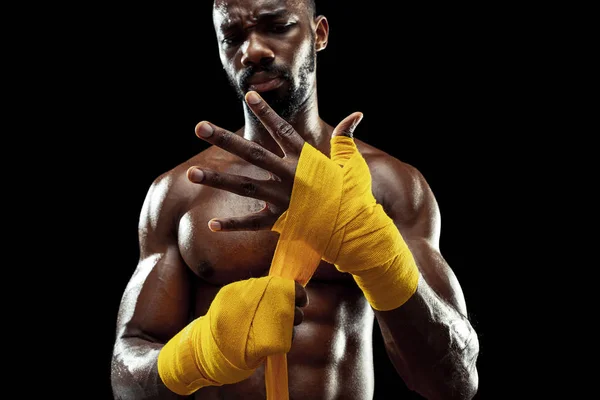 Afro amerykański bokser jest owijanie rąk z bandażem — Zdjęcie stockowe
