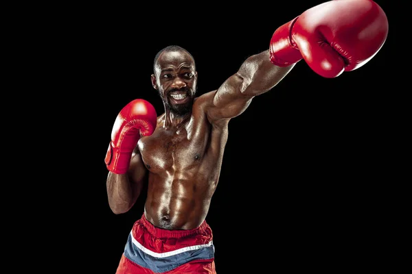 拳击手的手在黑色背景。力量、攻击力和运动概念 — 图库照片