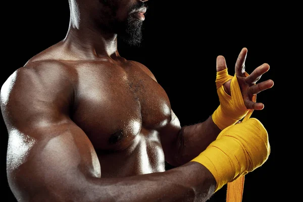 Afro-amerikai bokszoló a csomagolás kezek kötés — Stock Fotó